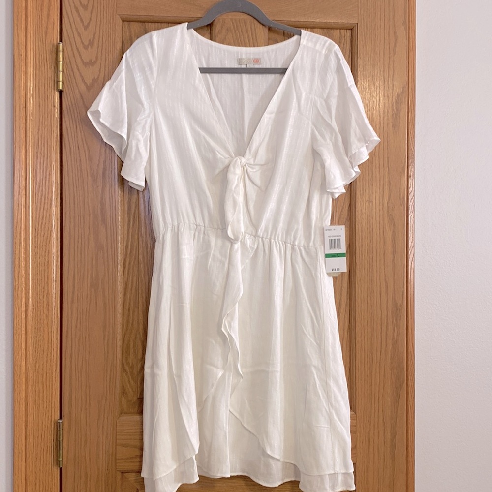 Women’s white Short Sleeved Flowy Dress